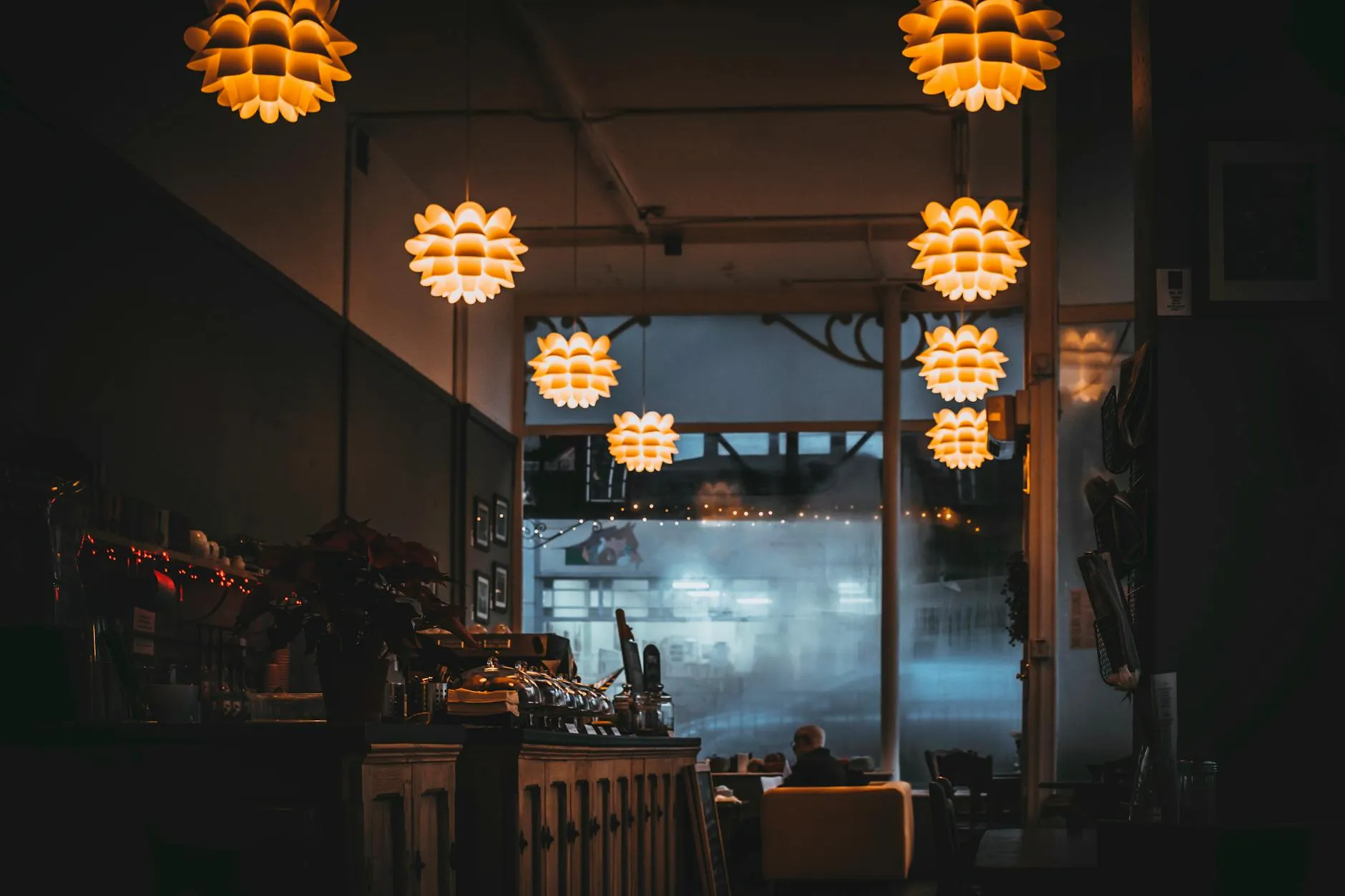 Warm verlicht restaurantinterieur met sfeerlampen