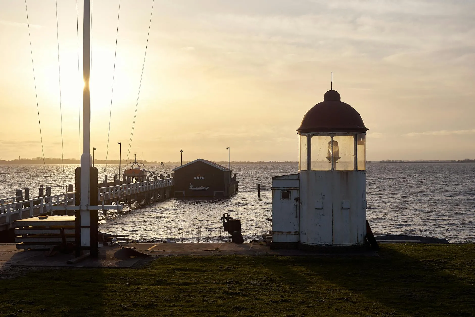 Vuurtoren bij IJsselmeer in de avondzon
